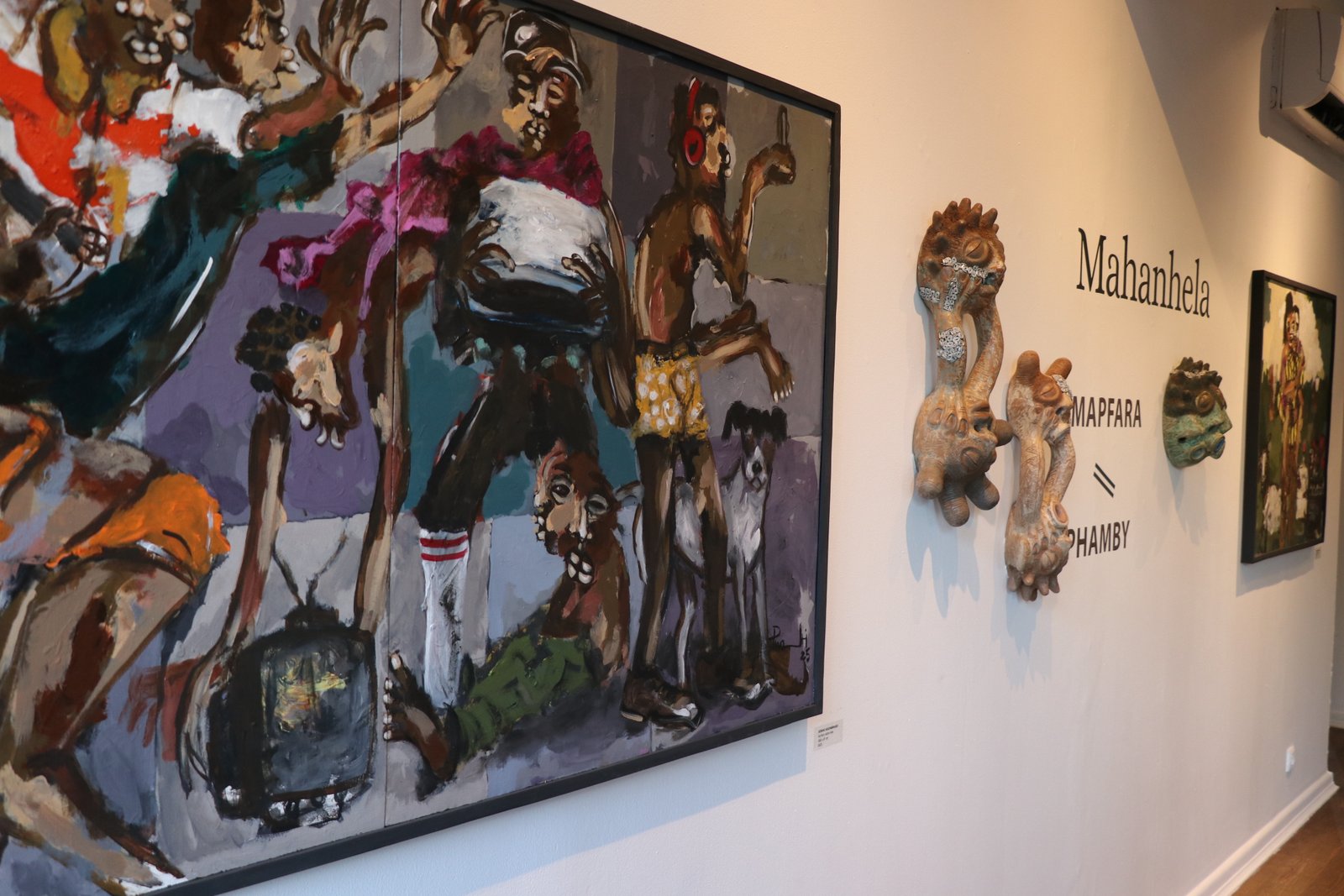 Pinturas e esculturas na exposição «Mahanhela», de Mapfara e Phamby